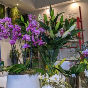 Decoración navideña Bourguignon con centros de orquídeas y lillium