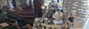 decoración navidela bourguignon con bolas plateadas y estrellas brillantes